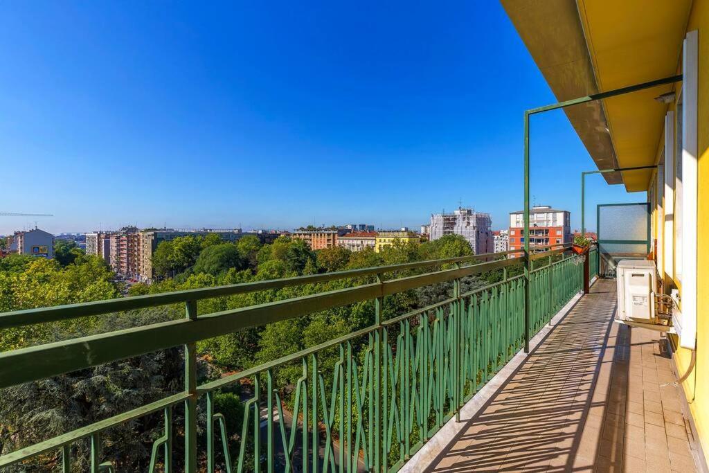 Sunny & Updated Flat With Panoramic City View 50M From M4 Stop Milan Exterior photo
